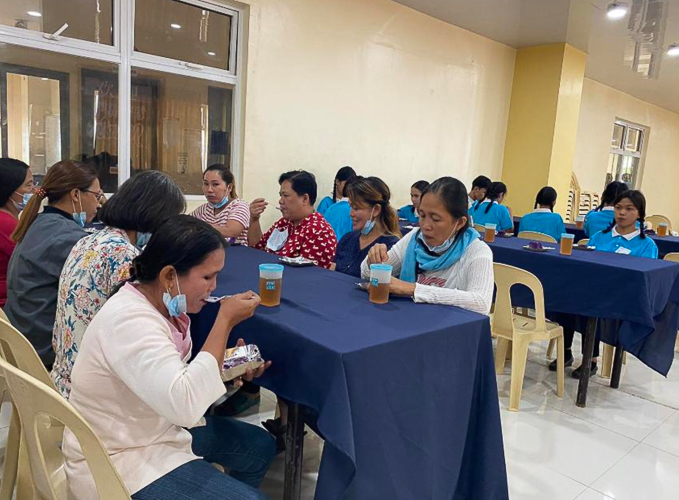 Cake and drinks were served to the scholars and their parents. 【Photo by Tzu Chi Davao】