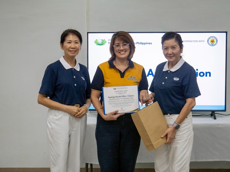 In recognition of her coordination efforts, Dr. Leah Reyes (center ) received a certificate and a token of appreciation from Tzu Chi Deputy CEO Woon Ng (left) and Education Committee Head Rosa So (right). 