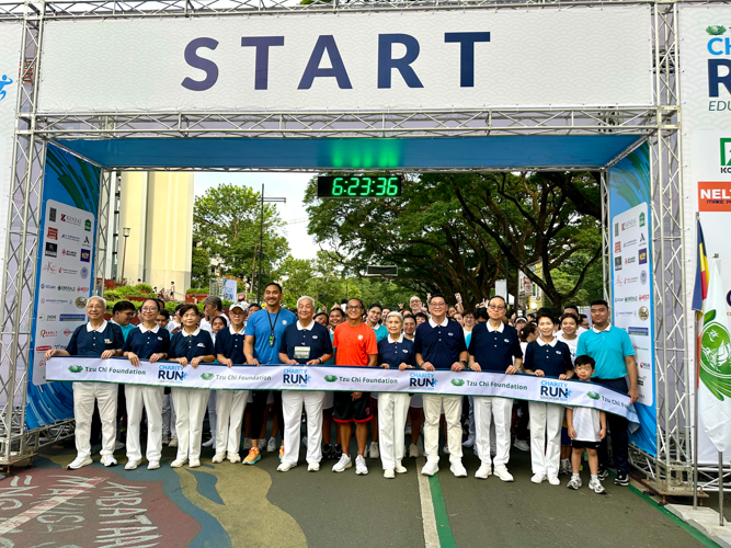 Tzu Chi Charity Run for Education was co-organized by Tzu Chi volunteers led by Tzu Chi Philippines CEO Henry Yuñez (sixth from left) and Runrio president and CEO Coach Rio de la Cruz (seventh from left).