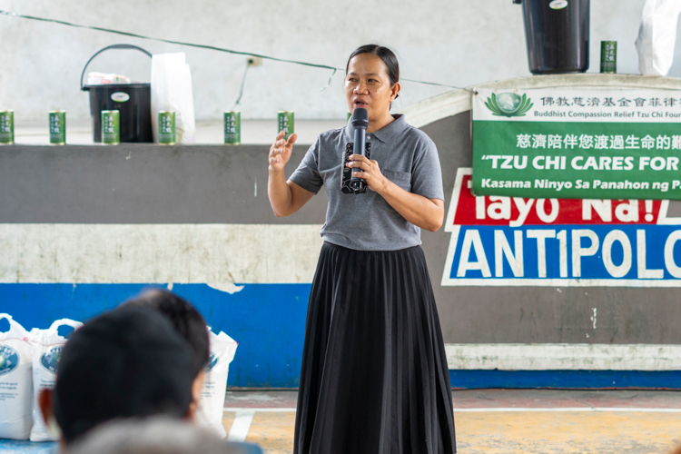 In Barangay San Jose, Tzu Chi volunteer Julie Collado shared her experience as a typhoon and flood survivor of Marikina. 