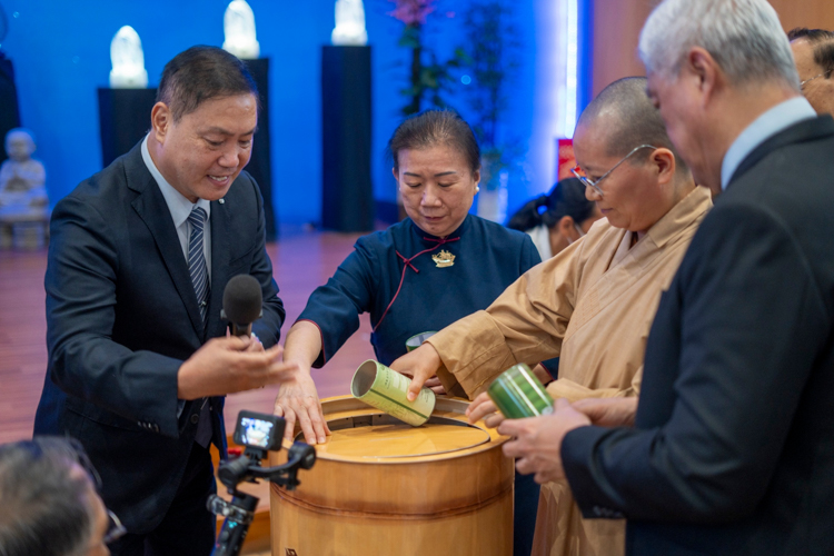 The Year End Blessing Ceremony concludes on an auspicious note with participants donating the contents of their coin banks to Tzu Chi’s various missions. 