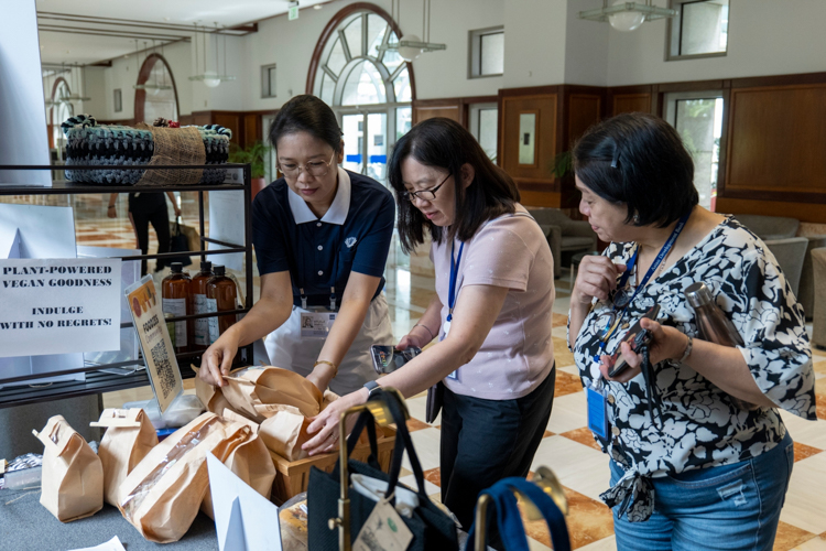 Other bestsellers were flavored vegan breads from Tzu Chi’s bakery. Shoppers were allowed to sample unusual variants like raisin molasses and walnut, Italian herb, lemon turmeric, lemon cranberry, and turmeric lemon pumpkin seed.