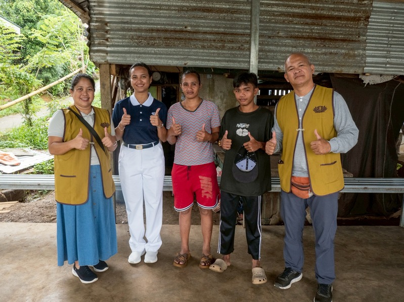 Fifteen-year-old Rolando Adorable and his mom Rosebel Remasog (second and third from right) make the thumbs up sign following a home visit from Tzu Chi volunteers (from left) Jenifer Cardente, Lixiel Bayron Bacayo, and Jason Cardente.
