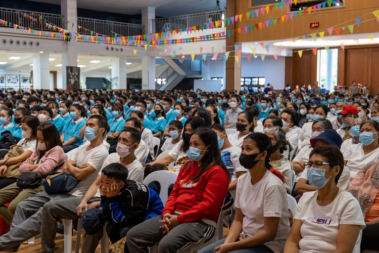 Tzu Chi Scholars and medical assistance beneficiaries gather at the Jing Si Auditorium on December 10 to listen to a Humanity class lecture on mental health. 【Photo by Marella Saldonido】