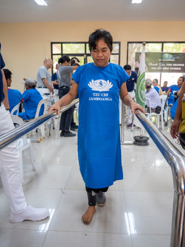 Arlyn Segarra samples her new prosthesis at Tzu Chi’s Jaipur Foot Camp. The artificial limb will hopefully make household chores and looking after her special needs daughter less challenging. 