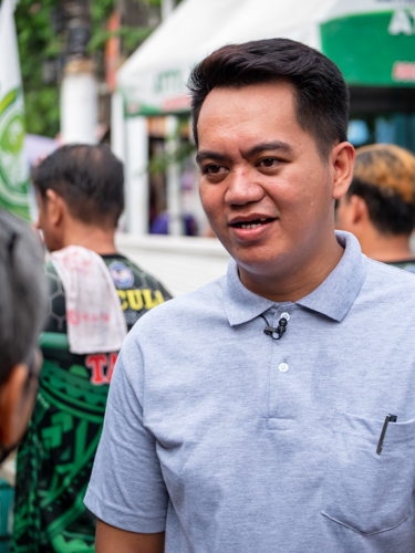 “In Manila, there are a lot of fires,” says Tzu Chi Charity Department volunteer Jerom Bacarra. “We hope this type of disaster ends because so many people are affected, especially the students whose things for school are lost in the fire.”【Photo by Daniel Lazar】