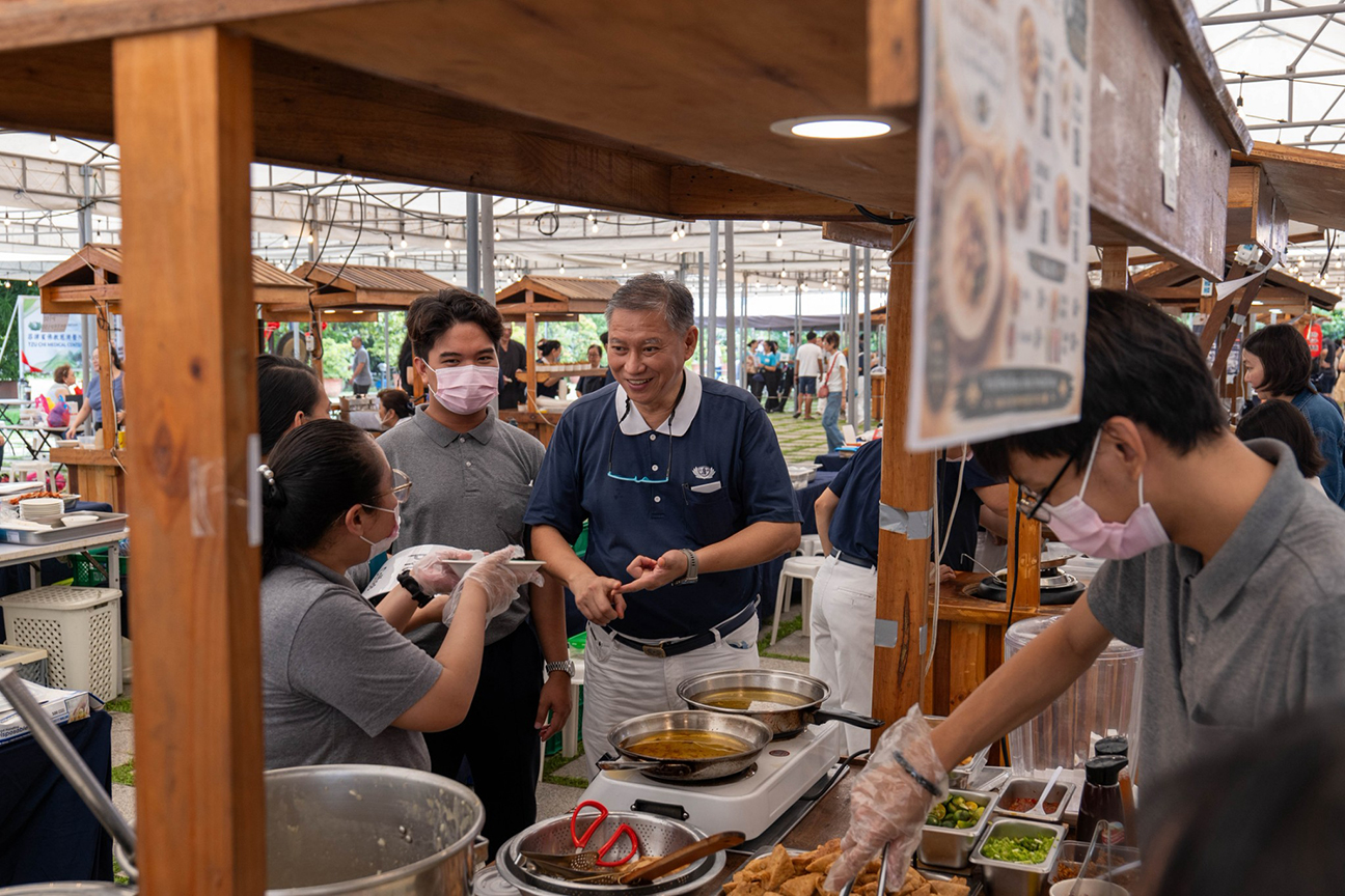 Engaged in warm conversation, Tzu Chi staffers share a friendly moment with volunteers as they showcase their bestselling rice porridge.
