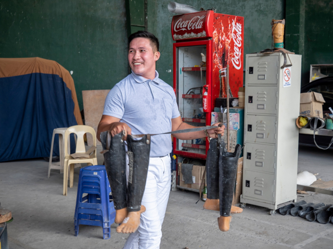 A Tzu Chi Volunteer joyfully carries the prostheses to the mobile van to be transported to Pagadian City, Zamboanga del Sur.