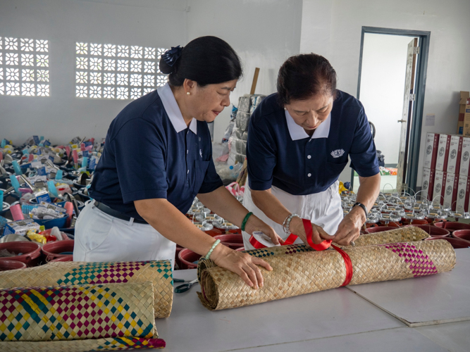 Volunteers coming from different locations of Tzu Chi in the Philippines put in hours of hard work preparing each housewarming gift for the residents.