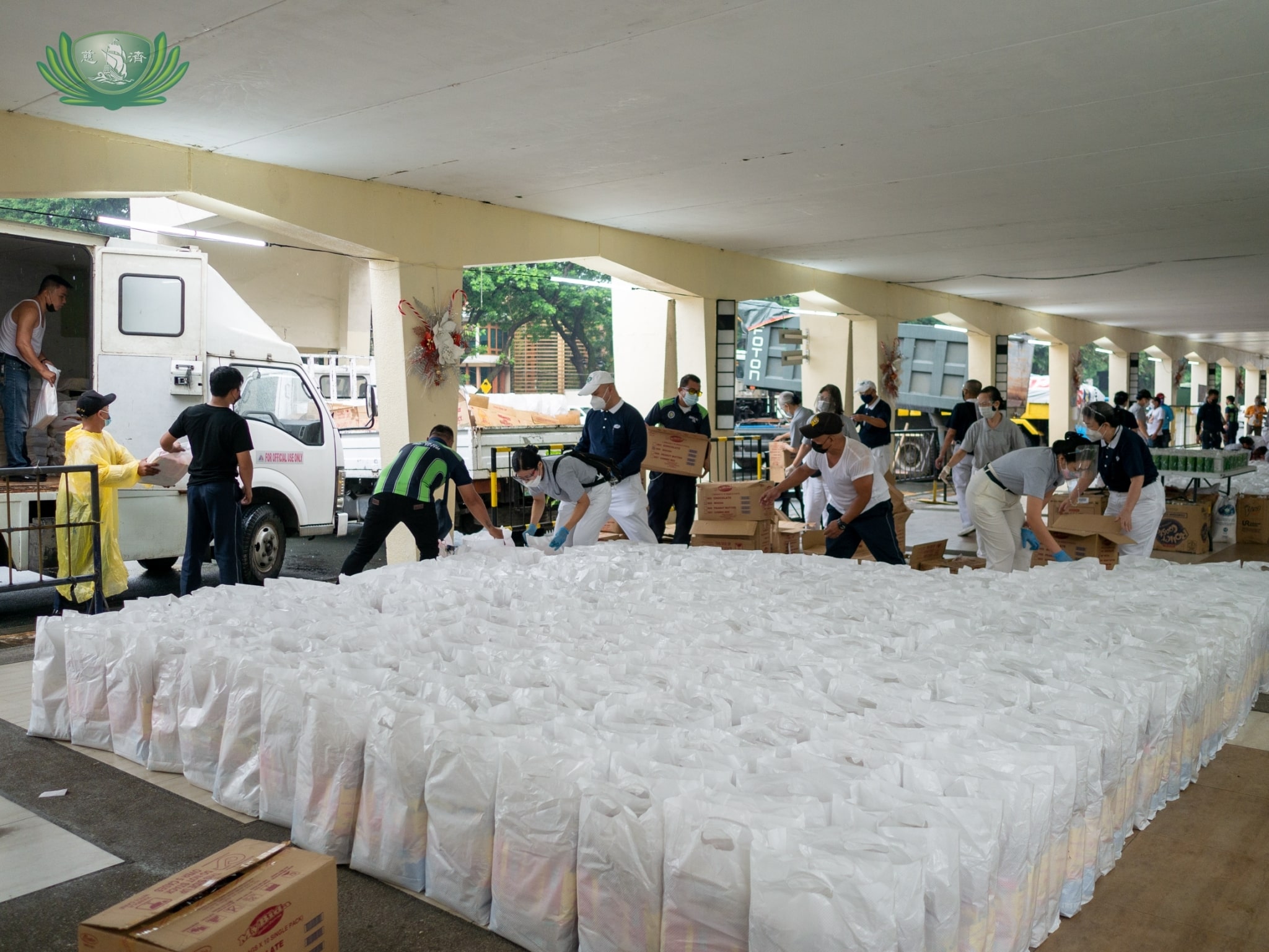 These bags of groceries are ready to be claimed. 【Photo by Daniel Lazar】