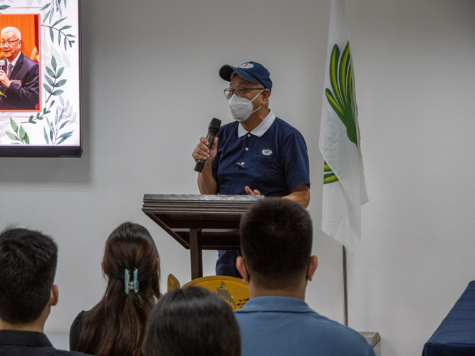 In his closing remarks, Tzu Chi Philippines CEO Henry Yuňez encouraged the graduating batch of scholars to give back, once they have stable jobs, by supporting the next batches of Tzu Chi scholars.【Photo by Matt Serrano】