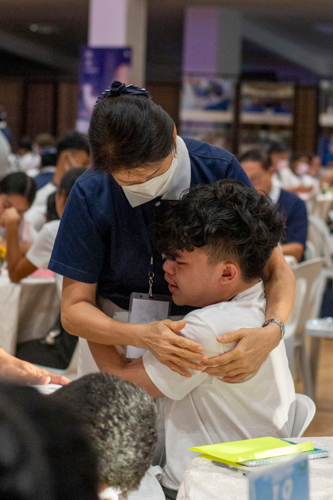 In an emotional letter-writing activity to their parents, scholars are comforted by volunteers.