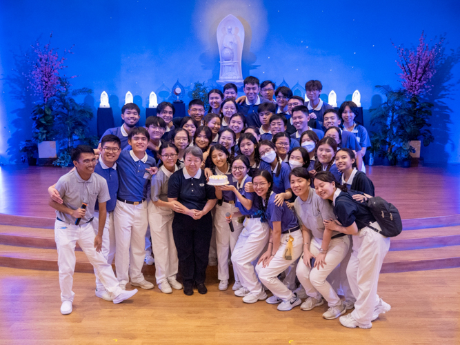 Tzu Chi Youth and volunteers pose for a photo with birthday celebrant, volunteer Pacita Letran. 