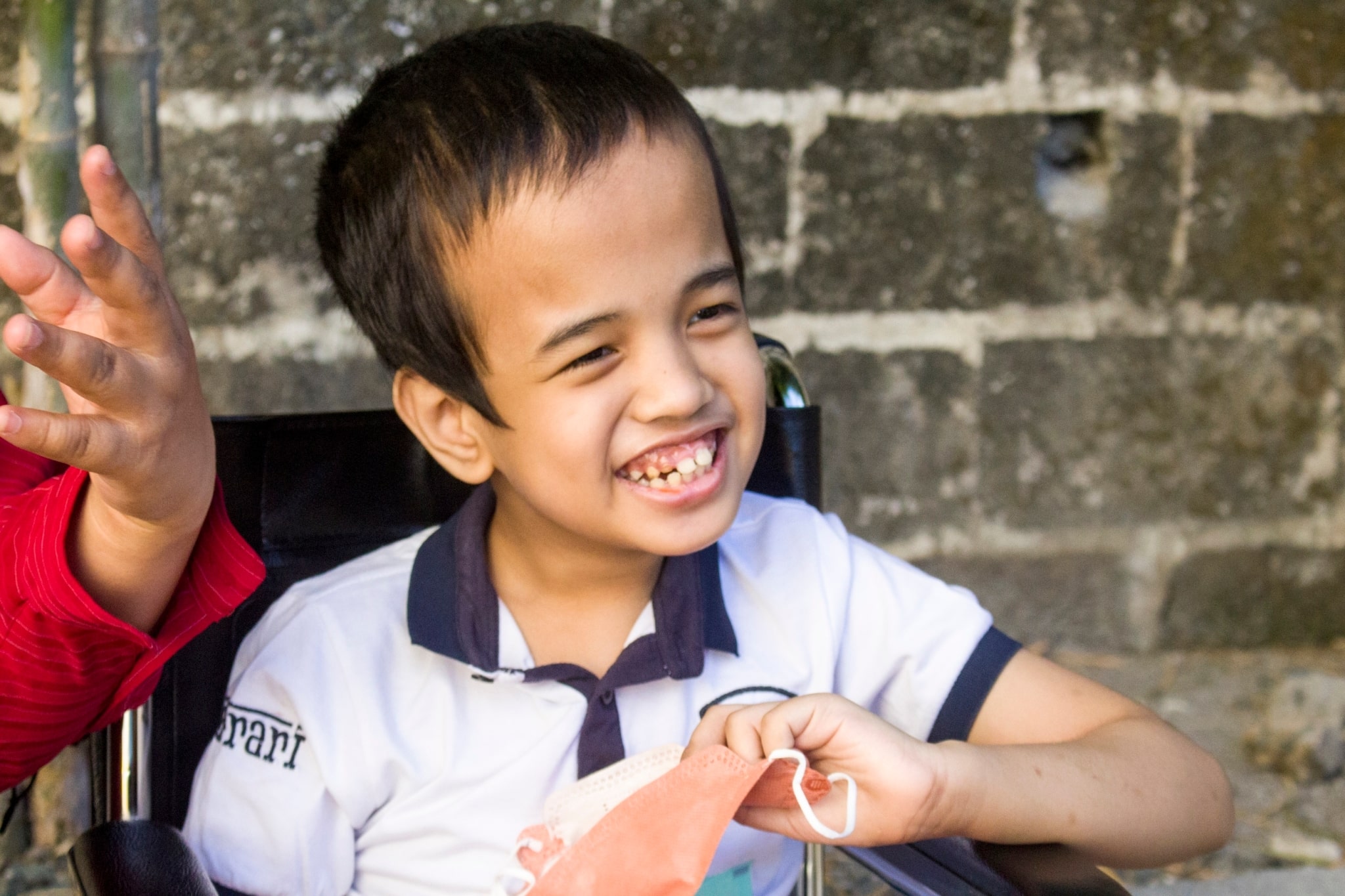 Despite his congenital hydrocephalus and seizure disorder, Karl Olaso is a happy and affectionate boy, assures Mom Janeth de la Peňa.【Photo by Matt Serrano】