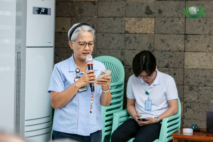 EAMC Social Welfare Officer III Marivic Subiela (left) extends her gratitude to Tzu Chi for the opportunity to collaborate anew. “Your support and dedication to making a difference in the lives of our patients is truly invaluable,” she says.