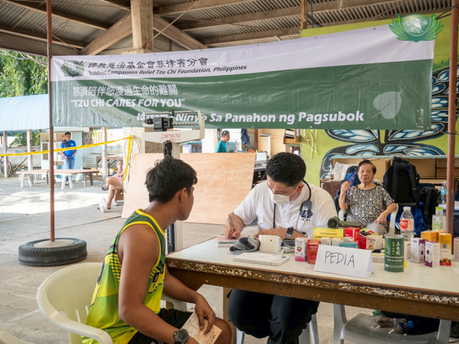 Dr. Edil-Joshua Ganas of Tzu Chi Zamboanga provides medical consultation to families affected. 