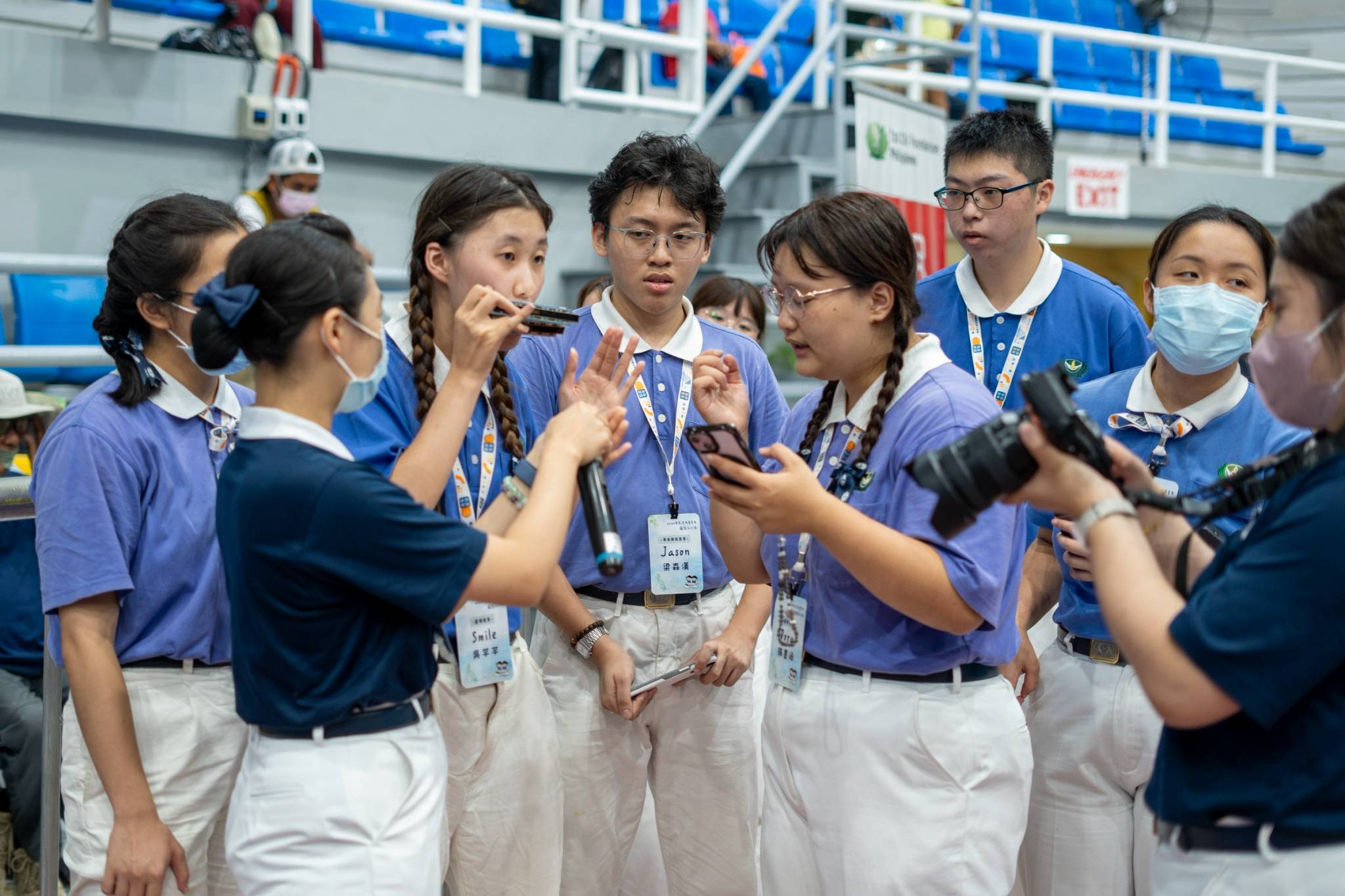 Tzu Chi Youth’s nonstop effort and positive energy radiate hope to patients waiting in line.
