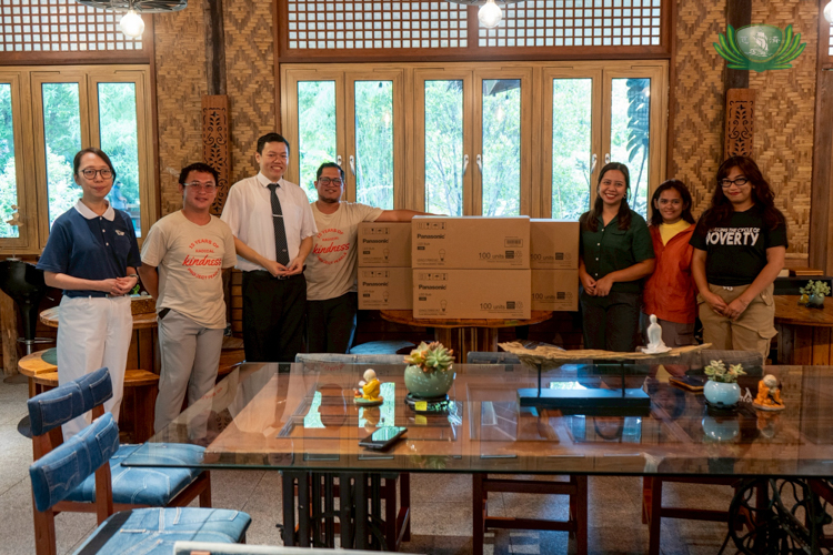 Officers from Project PEARLS accept over 600 Panasonic light bulbs from Tzu Chi volunteers. 