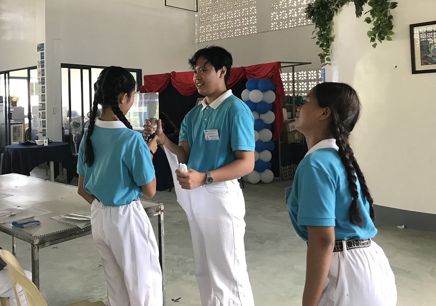 Mark Kent Cabradilla (center) hosted Tzu Chi Palo’s 3-in-1 celebration and the foundation's 60th anniversary, guiding everyone throughout the program. 