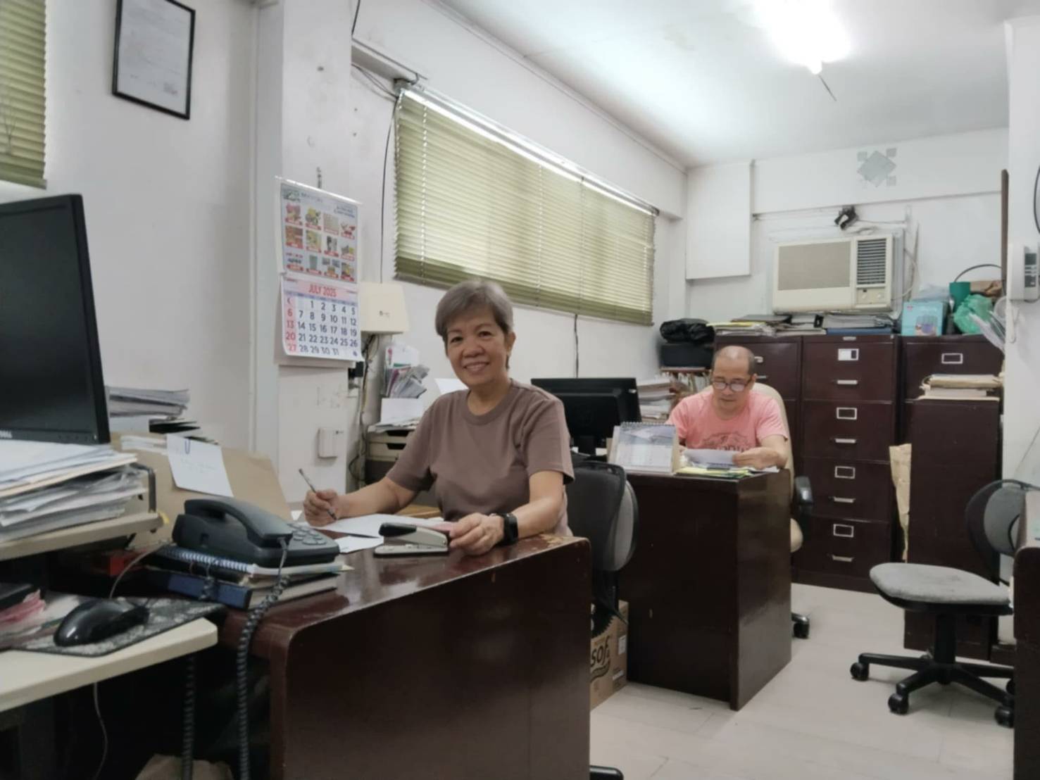 Gloria Espinosa is grateful to officemate Virgilio Rom (right) for introducing her to Tzu Chi. Through Tzu Chi’s assistance, Rom underwent angioplasty in 2021. 