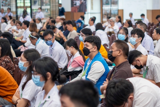 Student and Tzu Chi Youth member Jerry Go (in blue jacket) earnestly listens to the insights shared by the speakers.