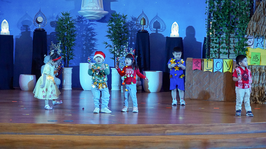 The celebration begins with the nursery class’ performance of “Jingle Bell Rock.”【Photo by Jenielyn Sy Lao】