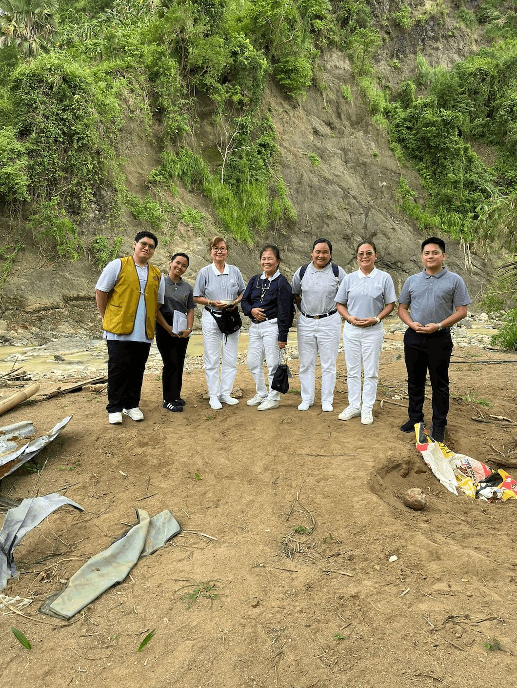 Andrel (first from left) joins Tzu Chi volunteers and staff in a survey in the aftermath of Typhoon Tino in preparation for the foundation’s relief efforts to reach affected communities /Photo courtesy of Andrel Arreglado.