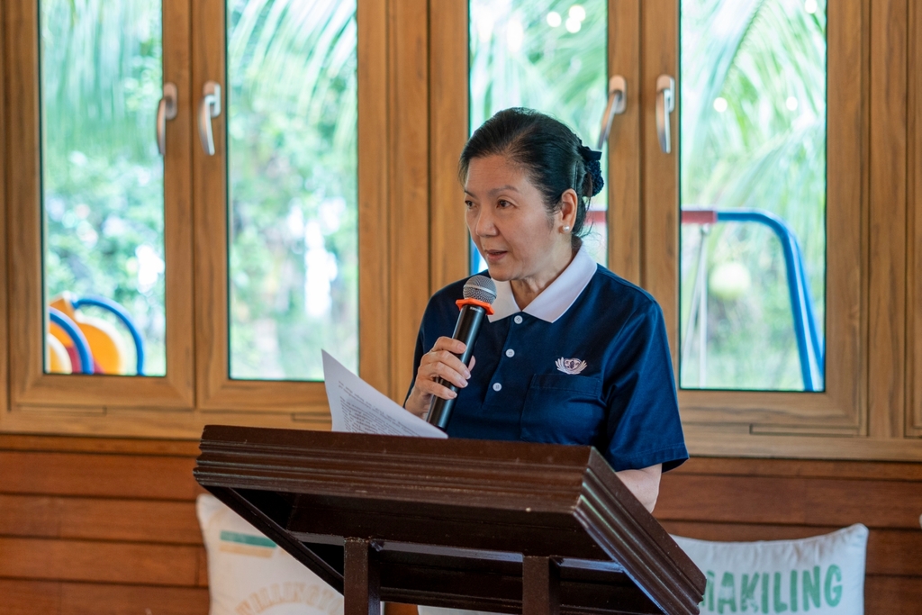 In her welcoming speech, Tzu Chi Philippines Education Committee Head Rosa So pondered on Tzu Chi’s mission of charity through scholarships. “The ever-changing socioeconomic landscape in the Philippines has also called [on] us to expand our reach to help more poor students finish college and make our educational assistance program more relevant and responsive to the needs of the 21st century learners.”