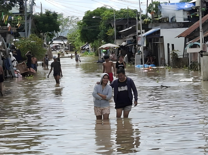 Tzu Chi Bicol volunteers join an ocular inspection of Barangay San Francisco, Baao, Camarines Sur, and distribute 1,000 hot meals to storm survivors.