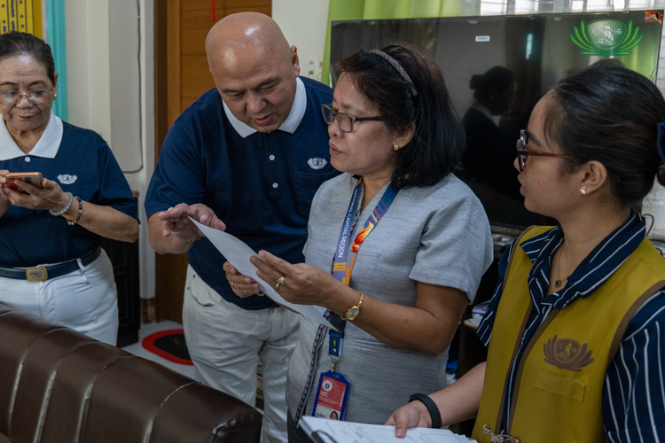 Tzu Chi volunteers join forces with Mrs. Nieves Lising, the principal of Antonio Regidor Elementary School, to support the school’s health and safety efforts.