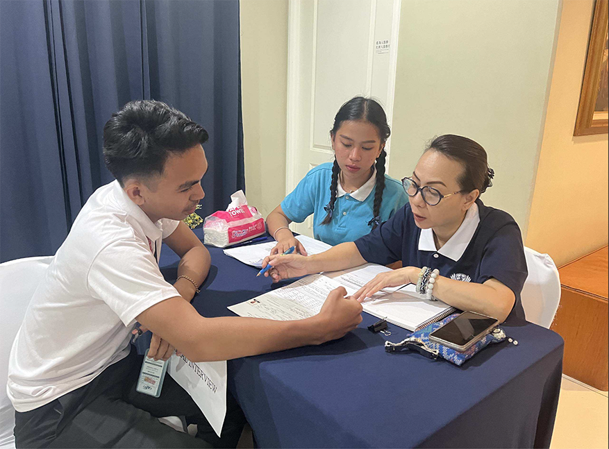 Working part-time in Tzu Chi Zamboanga’s office, Trisha Padilla (center) assists Tzu Chi volunteers in numerous tasks, like evaluating applicants to Tzu Chi’s Educational Assistance Program.