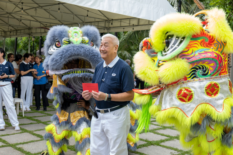 Tzu Chi Philippines Henry Yuñez presents ampao (red envelope) to the Li Qiang Wushu Dragon Lion Dance Sports Association.