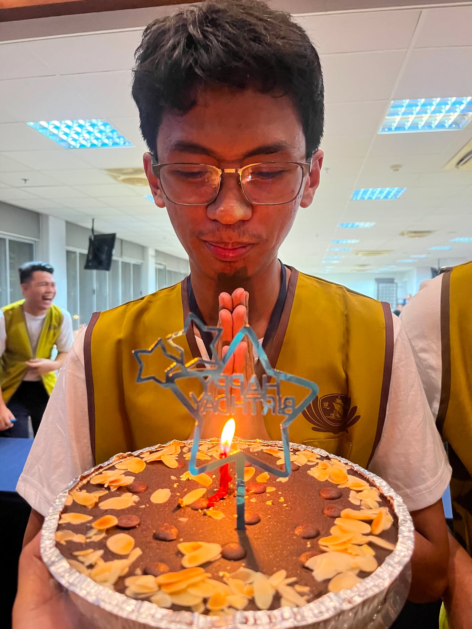 Celebrating his birthday as a volunteer of the Tzu Chi scholars’ camp 