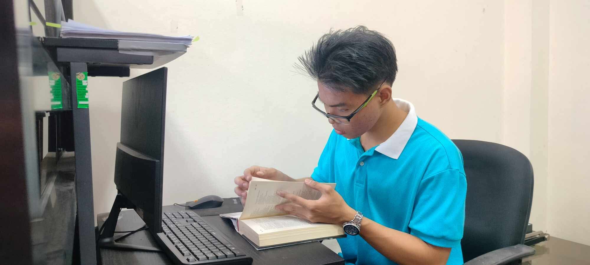 With Tzu Chi’s support by his side, Kenneth Baluyut pours every effort into securing a brighter future for himself and his family.