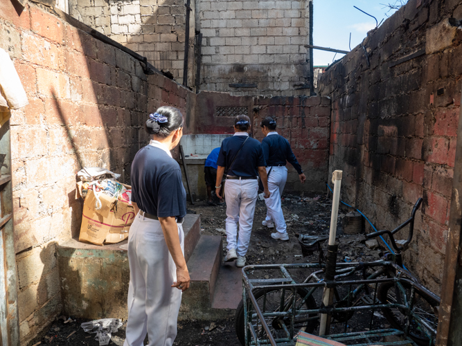 Volunteers inspect what’s left of the homes after the fire. 【Photo by Matt Serrano】