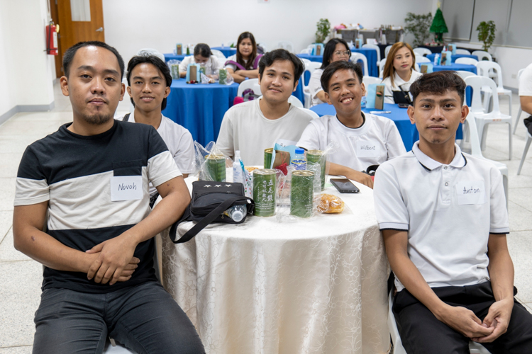 At Tzu Chi’s alumni homecoming for Technical-Vocational scholars last December 21, 105 graduates from the program’s different courses showed up to rekindle relationships with their peers and Tzu Chi volunteers.