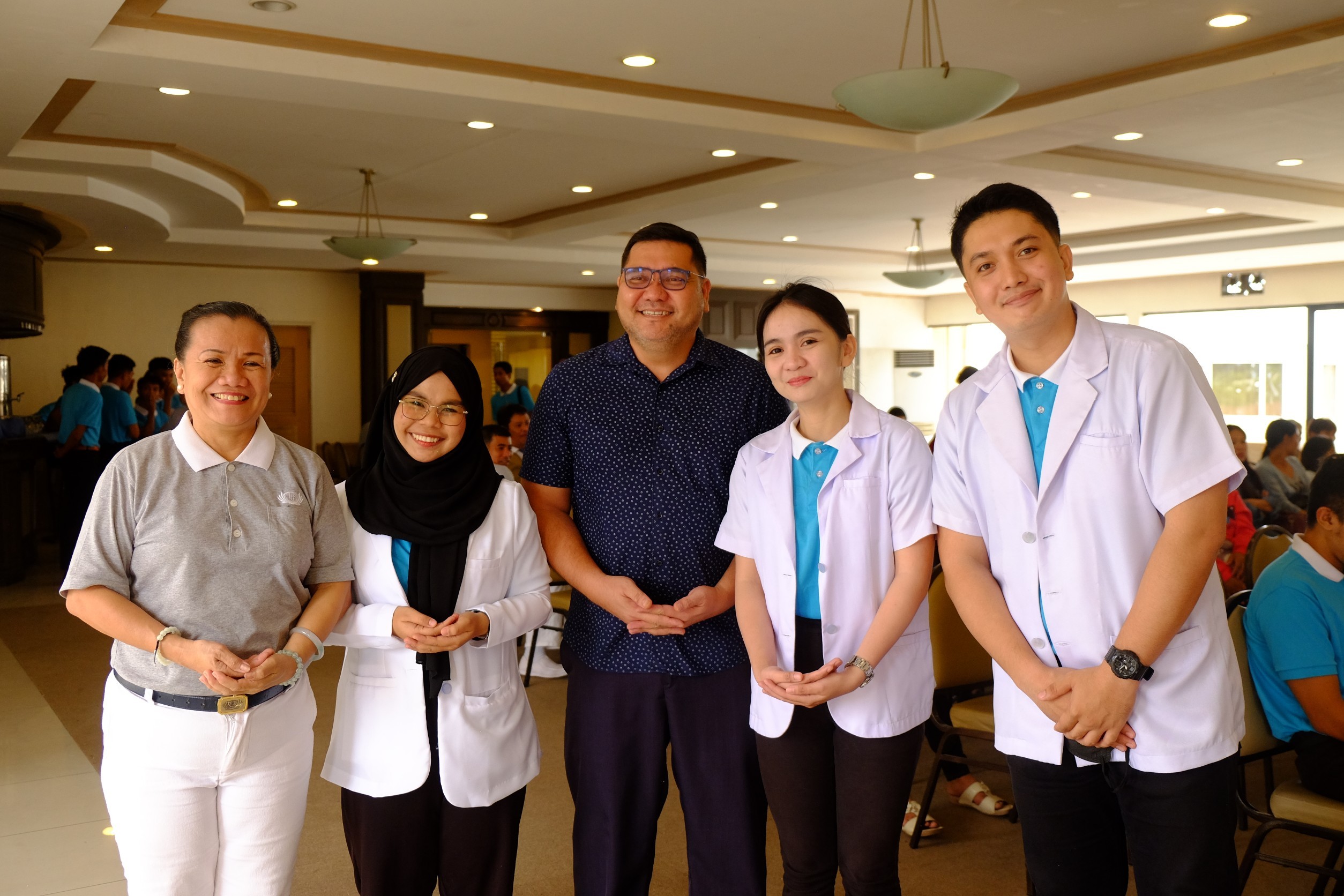 Andrea Bonife Ibañez (second from right) with AdZU SOM Dean Dr. Jaybee Bazaan (center), fellow Tzu Chi scholars Edil-Joshua Perez Ganas (first from right) and Rizma Kila Uckung-Luy (second from left), and volunteer Jessica Lee (first from left) who helped shape her medical journey.