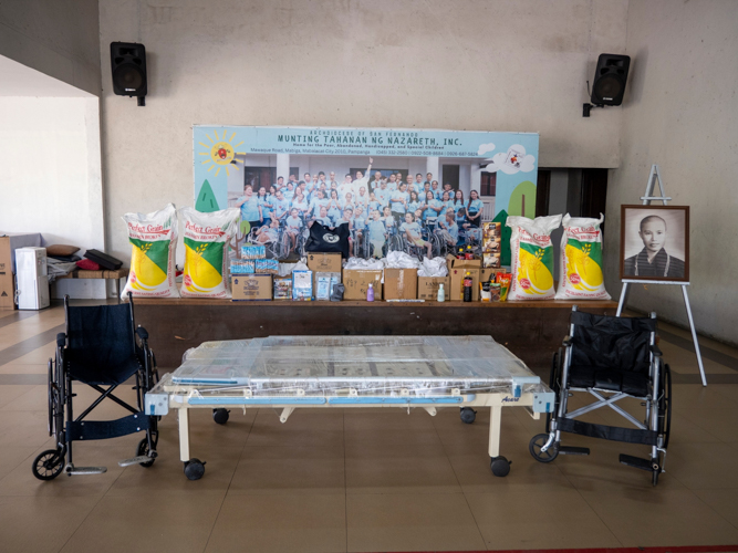 The complete donation package includes a hospital bed, two wheelchairs, four sacks of 50-kilogram rice, five 250-gram cocoa powder, three boxes of coffee, biscuits, masks, socks, cooking ingredients, and hygiene products to support the institution's daily operations.