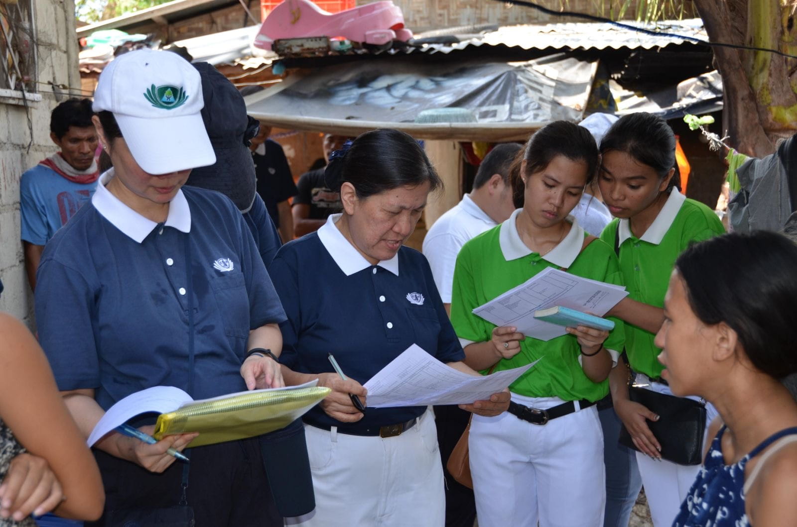Even when she was still a scholar, Gwen Nicole Loyao (standing, second from right) joined Tzu Chi Cebu volunteers in conducting home visits to beneficiaries. 