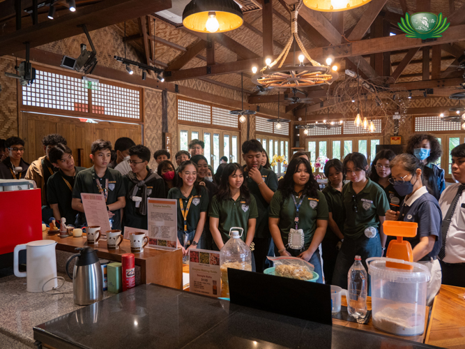 Students tour the popular BTCC coffee shop, learning about Tzu Chi’s recycling and upcycling projects.