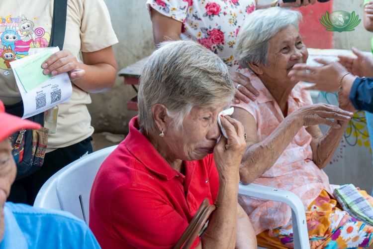 Residents expressed both tears and smiles as they were deeply moved by the outpouring of support they received from Tzu Chi.