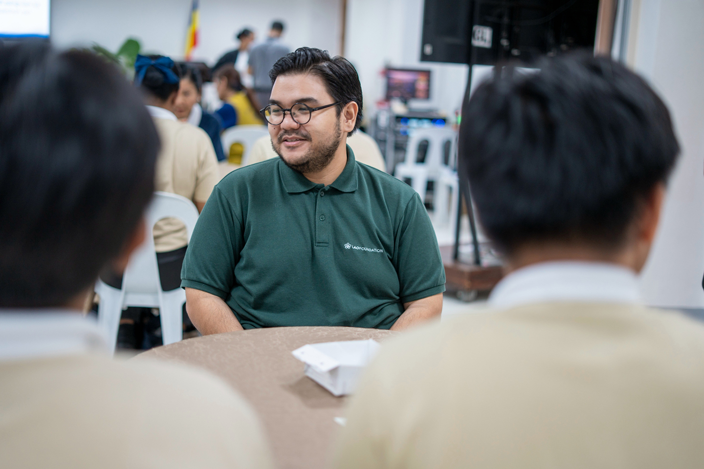 Lao Foundation Program Coordinator Carlo Racela gets to know the scholars during a round-robin table discussion.