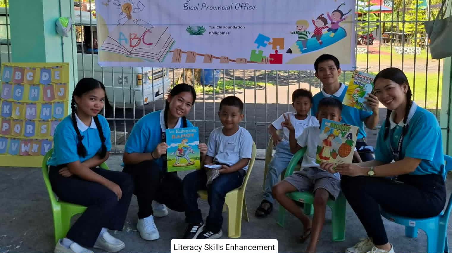 Children from the Tzu Chi Great Love Village in Tabaco attend a literacy skills enhancement program organized by Tzu Chi scholars / Photo courtesy of Jazeel Ibay.