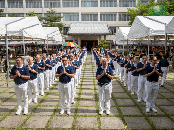 Tzu Chi Foundation Philippines Henry Yuñez (front row, second from right) leads volunteers in the opening ceremony of Fiesta Verde 2025. 