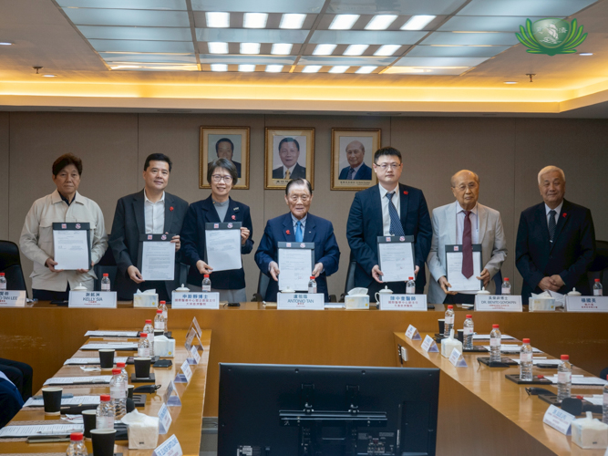 At Chinese General Hospital and Medical Center (from left), CGHMC board member Dr. Alberto Tan Lee; Kelly Sia, CGHMC president and CEO; Szu-Ching Shen, PhD, of Dalin Tzu Chi Hospital; Antonio Tan, chairman of the board of Philippine Chinese Charitable Association, Incorporated (PCCAI); Dr. Jhong-Kuei Chen of Hualien Tzu Chi Hospital; Dr. Benito Goyokpin, CGH College president and chairman; and Henry Yuñez, Tzu Chi Philippines CEO sign the landmark Memorandum of Understanding between CGHMC and the Taiwan-based hospitals. 