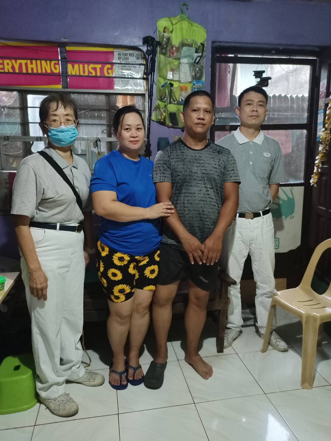 Michael Molve and his wife Sheryl (second and third from right) receive Tzu Chi volunteers in a home visit on October 12, 2023.