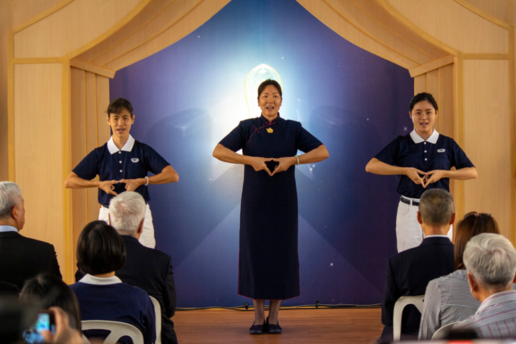 Tzu Chi Pampanga volunteers showcase a sign language performance. 【Photo by Matt Serrano】