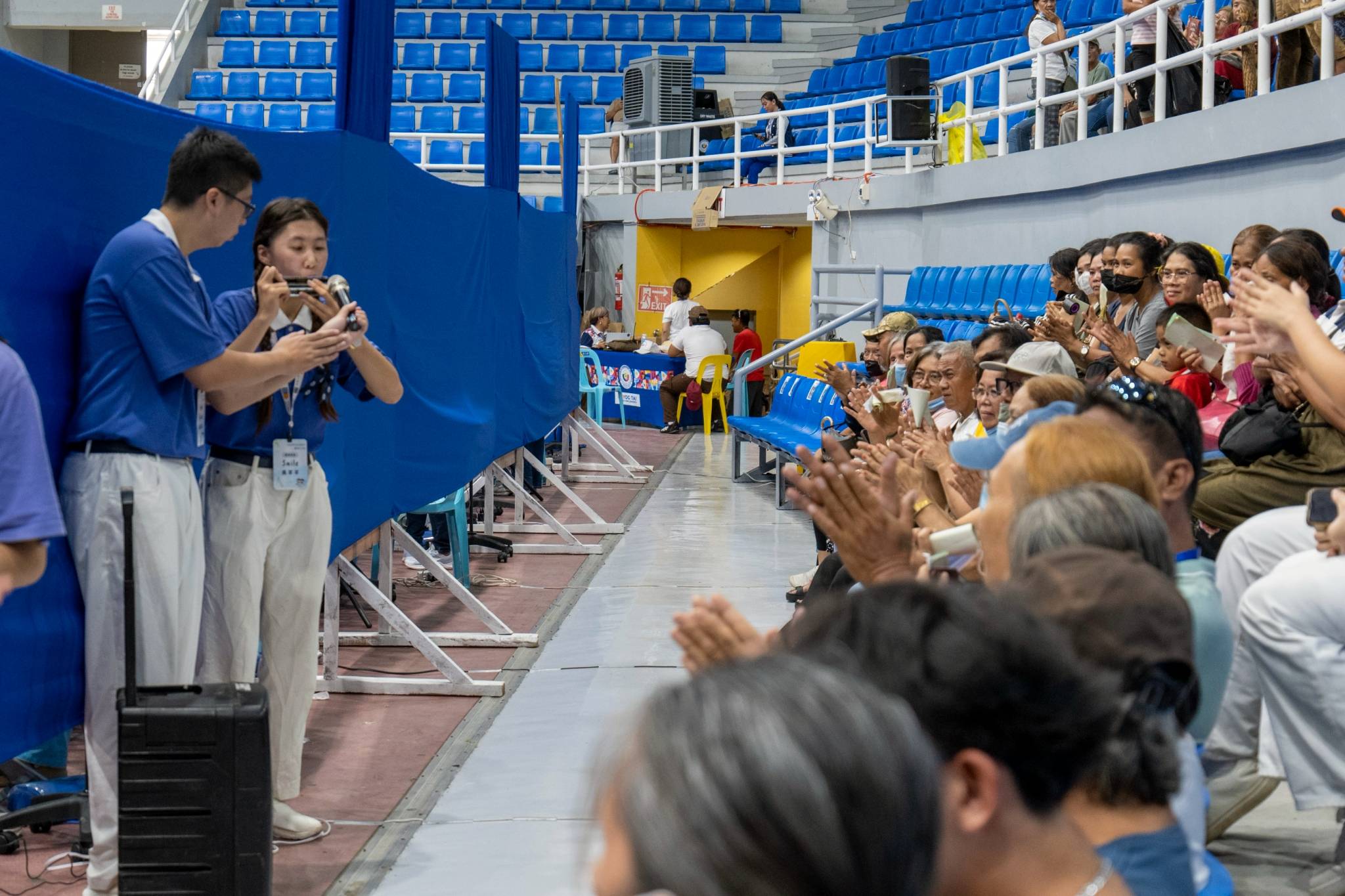Tzu Chi Youth’s nonstop effort and positive energy radiate hope to patients waiting in line.