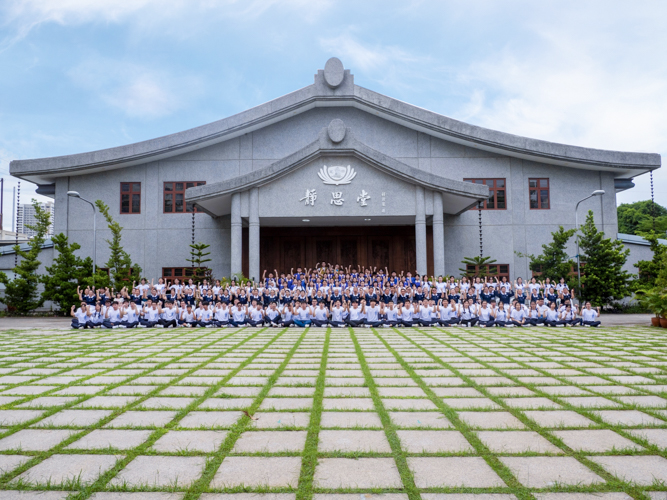 This year’s Tzu Chi Youth Camp participants are joined by Tzu Chi volunteers and Tzu Chi Youth for a traditional group photo outside the Jing Si Hall. 