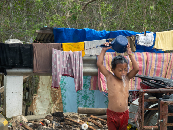 Amid the destruction from the storm, life goes on for residents who do their laundry and bathe. 【Photo by Marella Saldonido】